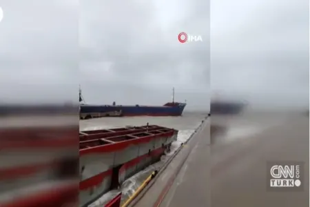 Qasırğa gəmini iki hissəyə böldü - ŞOK GÖRÜNTÜLƏR