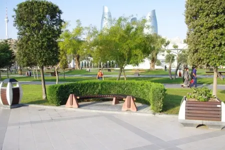 Bakıda parkda DAVA: - Gənc oğlan QAZİNİ ÖLDÜRDÜ