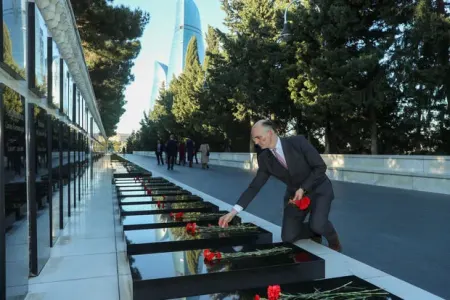 Britaniyanın dövlət naziri Şəhidlər xiyabanını ziyarət etdi - FOTO