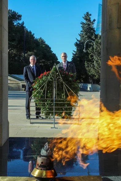 Britaniyanın dövlət naziri Şəhidlər xiyabanını ziyarət etdi - FOTO