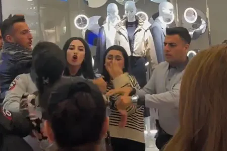 Mağazada növbə üstündə saçyolduya çıxdılar - VİDEO