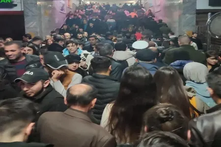 Metrodakı sıxlıq qatarları GECİKDİRDİ - FOTO