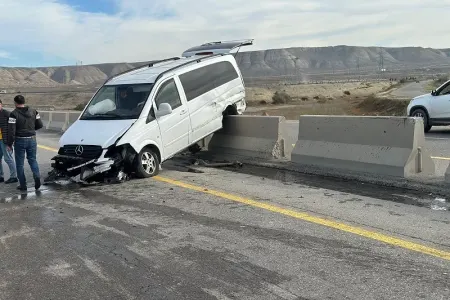 "Hyunday Santafe" ilə toqquşan mikroavtobus qarşı yola düşdü - YENİLƏNDİ