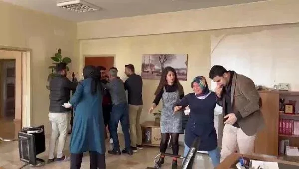 Valideynlər məktəbi bir-birinə qatdı: - uşağına əsəbiləşən müəllimi... - FOTOlar