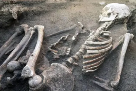 Turistlər dağda insan skeletləri ilə dolu göl tapdılar