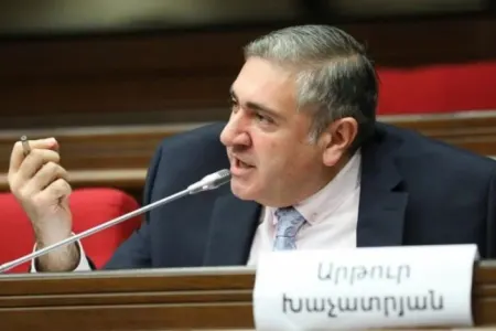 "Paşinyan yaxşıdır desə də münasibətlər gərgindir" - Xaçatryan