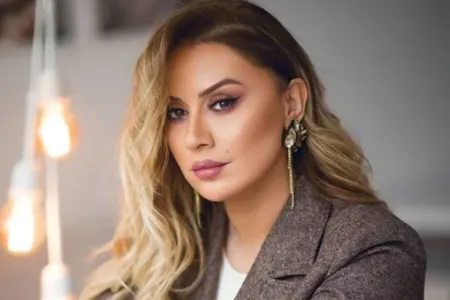 Roza Zərgərli kürəyinə görün kimin adını - DÖYDÜRDÜ - FOTO