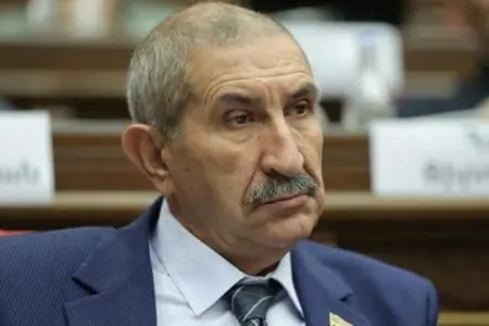 Deputatın nəvəsi tələbəni - BIÇAQLADI