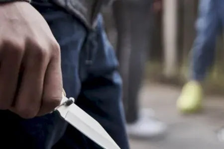 Bakıda şərab evinin satıcısı bıçaqlandı