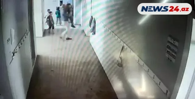 Direktor müavini şagirdi yerə çırpdı - FOTO