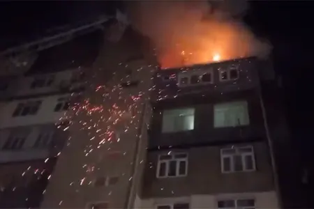 SON DƏQİQƏ!!! Bakıda YAŞAYIŞ BİNASI - YANIR