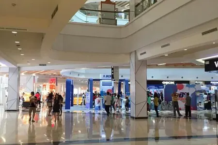 AVM-də qəribə anlar: Yarıçılpaq qızlar oğlanın ətrafında... - VİDEO