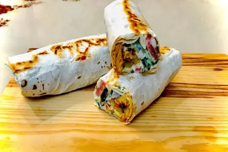 Azərbaycanlı usta şaurmanı bəyənməyən müştərini bıçaqla qovdu