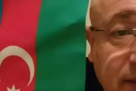 Yəhudi bloger Azərbaycan bayrağı ilə İrəvanda - Ermənilər şokda