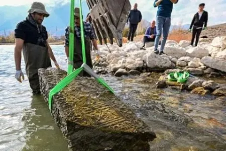 Van gölündə səlcuqlara aid məzar daşları tapıldı