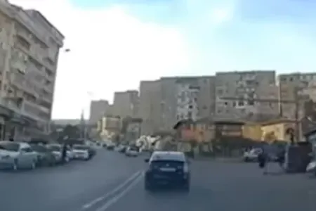 Qırmızıda keçən "Prius" yenə qəzaya səbəb oldu - ANBAAN VİDEO