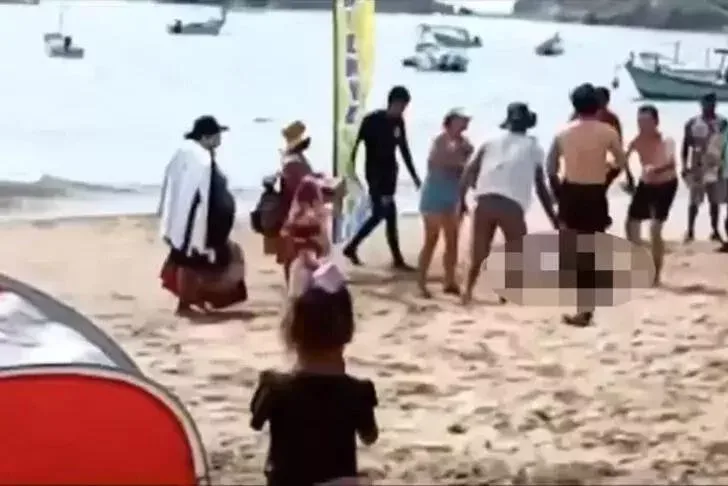 Köpəkbalığı ananı qızının gözləri qarşısında parçaladı - FOTO