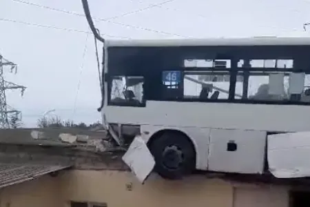 Bakıda avtobus evin damına çıxdı - VİDEO