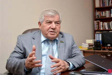 Təyyarədə eybəcər dildə danışmaq olmaz - Sabir Rüstəmxanlı