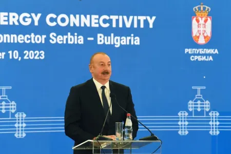 Prezidentlər hərbi texnika və avadanlıqlara baxıblar