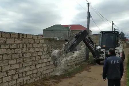 Qala və Buzovnada qanunsuz tikililər sökülüb - VİDEO