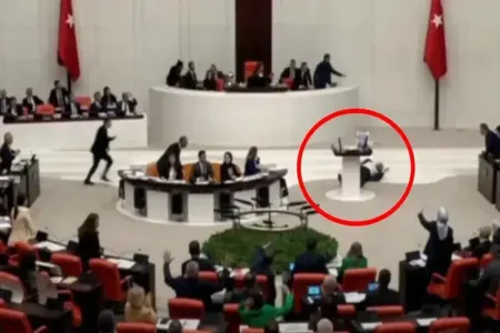 Türkiyədə ŞOK - Hökumət əleyhinə çıxış edən deputat yıxılıb ÖLDÜ