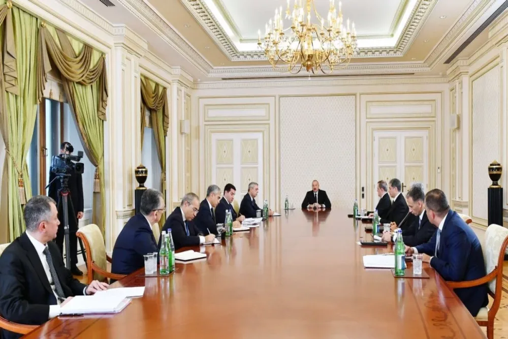 İlham Əliyev rəhbər şəxsləri topladı - FOTO