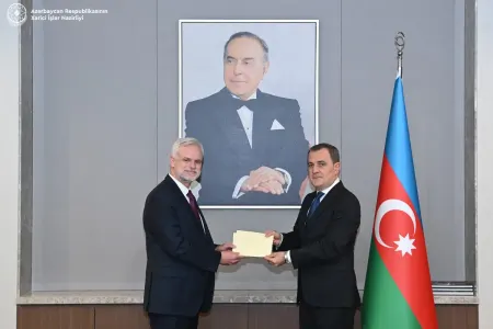 ABŞ-ın yeni səfiri etimadnaməsinin surətini Ceyhun Bayramova təqdim edib