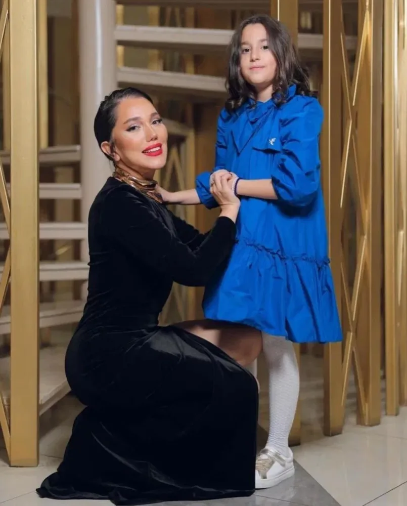 Lalə Məmmədova qızı ilə obyektiv qarşısında - FOTO