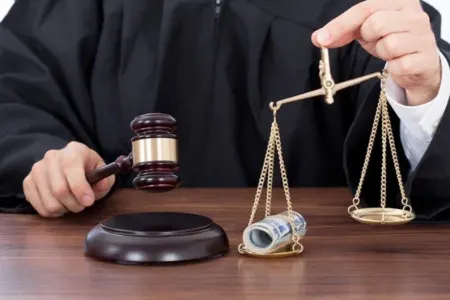 TƏCİLİ!!! Rüşvət müqabilində ədalətsiz hökm verən HAKİMƏ - AĞIR CƏZA - FOTO