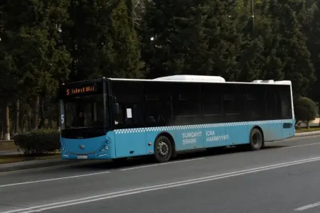 Sumqayıtda həyəcanlı anlar - Avtobusun təkərləri QIRILDI - FOTO