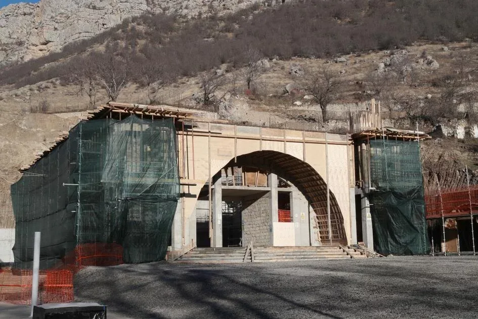 Prezident Daşaltı kənd məscidinin tikintisi ilə tanış olub - FOTO