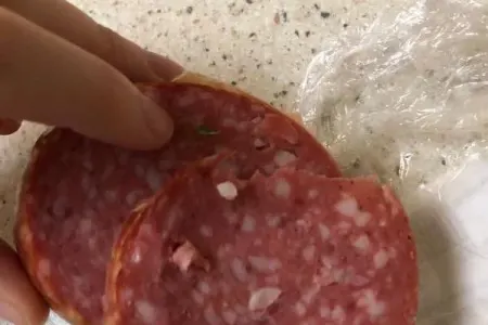 Bakıda alınan kolbasadan şüşə qırıntıları çıxdı