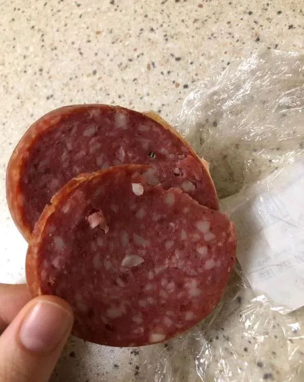 Bakıda alınan kolbasadan şüşə qırıntıları çıxdı
