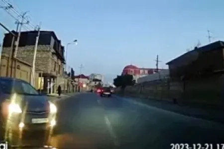 Birtərəfli yola “protiv” çıxan “Prius” qəzadan son anda yayındı - VİDEO