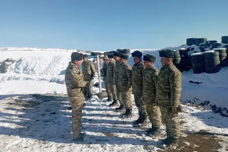 Çətin relyefli ərazilərdə xidmət edən hərbçilərlə görüşlər keçirildi