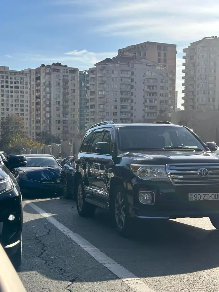 Paytaxtda zəncirvari - QƏZA - 3 maşın...