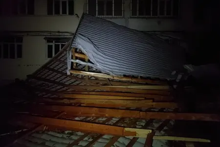 Gəncədə güclü külək: Binaların damları uçdu - FOTOLAR