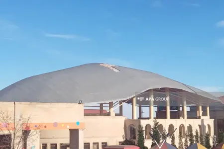 "Yaşıl Teatr"ın dam örtüyü uçdu - VİDEO