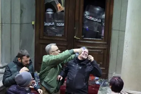 Serbiyada qarşıdurmalar: - bələdiyyə binasına basqın edildi