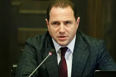 Sabiq nazir vəkillərdən imtina etdi