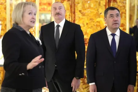 İlham Əliyev Sankt-Peterburqda “Yekaterina sarayı” ilə tanış oldu