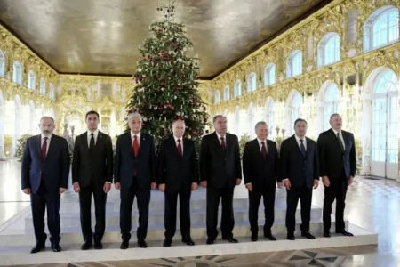 MDB dövlət başçıları “Böyük Peterhof Sarayı” ilə tanış oldu