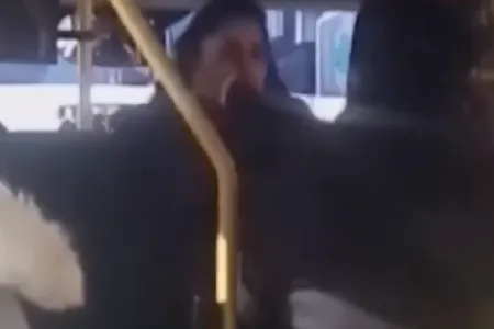 Ərini avtobusda sevgilisi ilə tutdu - VİDEO