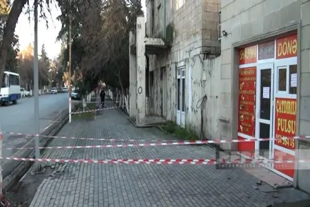 Kürdəmirdə üçmərtəbəli binanın bir hissəsi uçdu - FOTO