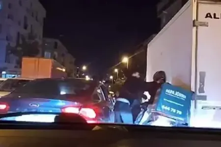 Maşını yolun ortasında saxladı, kuryeri döydü - ANBAAN VİDEO