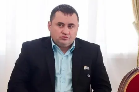 Deputat 3-cü mərtəbədən yıxılıb öldü