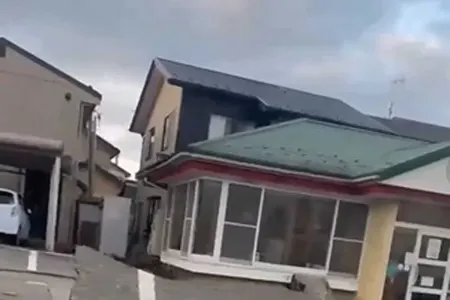 Yaponiyada zəlzələ nəticəsində bir bina, 30 ev çöküb, 2 nəfər ölüb