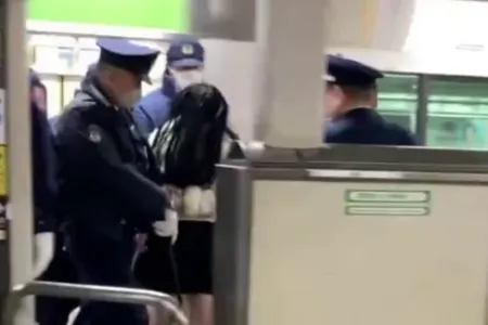 Yaponiyada silahlı qadın metroda sərnişinlərə hücum edib, xəsarət alanlar var