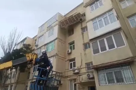 Güclü külək yaşayış binasında qəzaya səbəb oldu - VİDEO